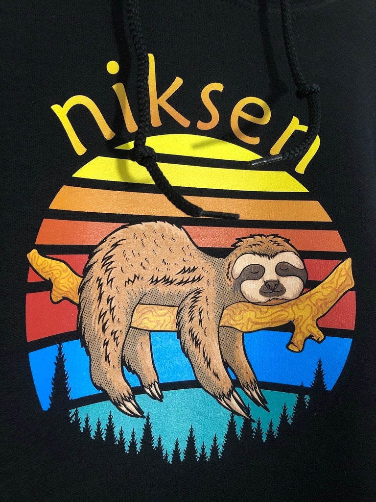 Niksen Hoodie, The Dutch Concept of Doing Nothing Hooded Sweatshirt, Sloth on Branch Retro Sunset Hoody Top